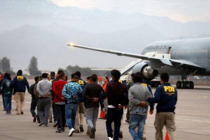 Chile expulsa a 19 bolivianos en un vuelo chárter; también hay ecuatorianos y colombianos
