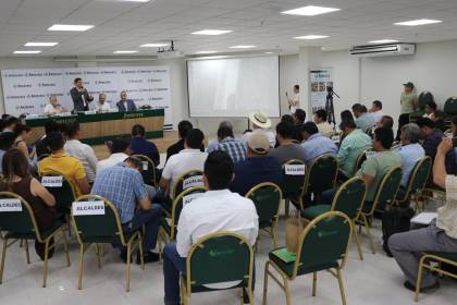 Amdecruz y Gobernación logran consenso para distribuir más de 500 ítems de salud en Santa Cruz