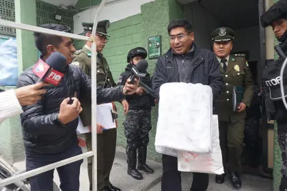 Trasladan al penal de Patacamaya al exministro Néstor Huanca, que defiende su inocencia