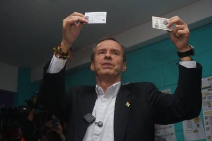 Tuto Quiroga emite su voto y observa dificultades para la votación en el exterior