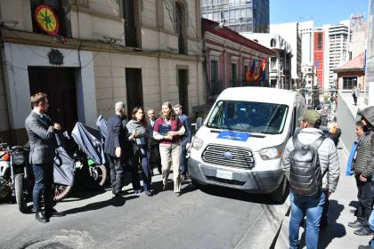 Arce se reúne con observadores de la UE y la OEA para exponer su respaldo a los comicios presidenciales