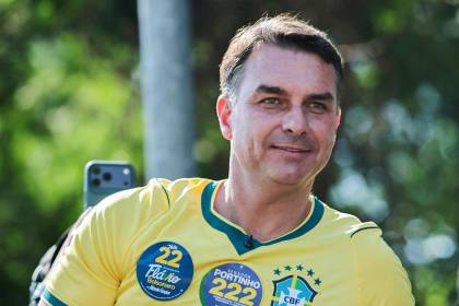Flávio Bolsonaro sigue al frente pero Lula recorta distancias, con el 64% del escrutinio