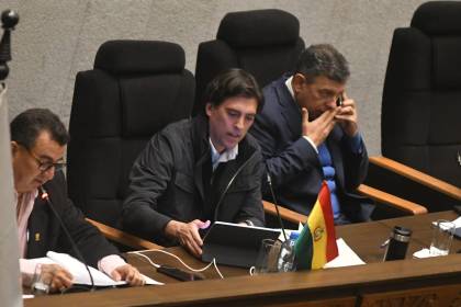 Zamora llega al Legislativo para su interpelación por las tarifas y los servicios de BoA 