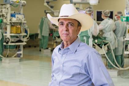 Empresario brasileño trae a Bolivia su experiencia de atención gratuita contra el cáncer 