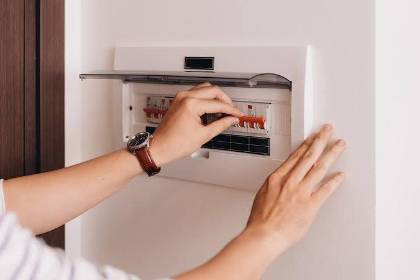 CRE dice que espera escala tarifaria del Gobierno para emitir avisos de cobranzas de electricidad en Santa Cruz