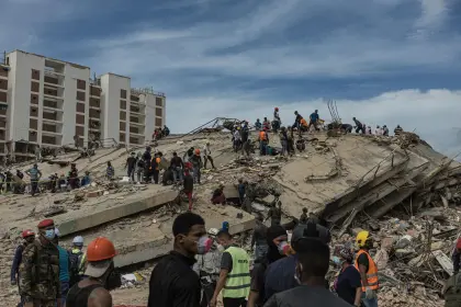 Video: Rescatan con vida a un hombre y su hijo tras casi cuatro días bajo los escombros en Venezuela