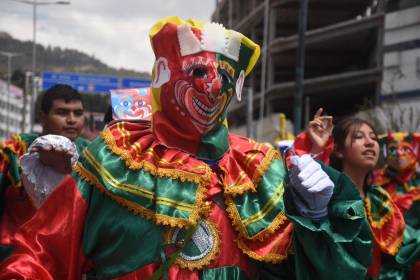 Más de 3.000 pepinos reivindican en un desfile a este personaje del Carnaval paceño