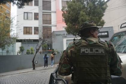 Efectivos de la Felcn allanan la vivienda de Eduardo del Castillo en La Paz