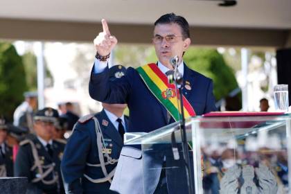 En medio de los conflictos, Paz anuncia la reducción del 50% de su salario y el de los ministros 