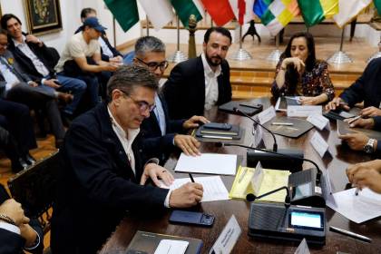 Rodrigo Paz y gobernadores firman un acuerdo histórico para encaminar las metas del 50-50
