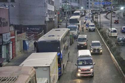 Falta de diésel paraliza transporte y golpea al agro; hay críticas al Gobierno