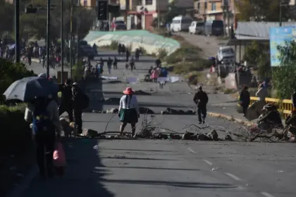 Paz niega privatización de empresas estratégicas y dice que Bolivia no requiere una ley antibloqueos, sino diálogo