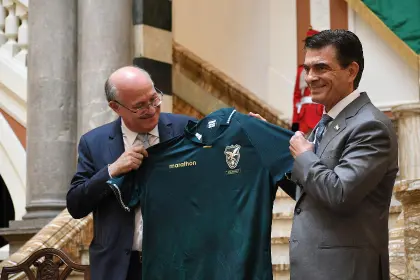 El presidente del BID recuerda el lago Titicaca y Paz le entrega una camiseta de La Verde