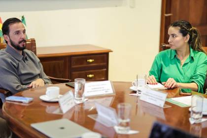 Protesta de salubristas: Velasco respalda a Paola Aguirre y aclara que la Ley derivó el pago del bono al Gobierno central