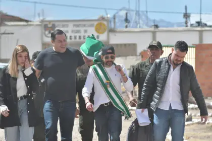 “Piso suelo cruceño y de nuevo asumo mis funciones”: Camacho retorna a Santa Cruz tras 974 días de prisión