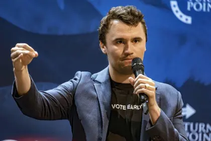 Murió Charlie Kirk, el activista cercano a Trump que recibió un disparo en un evento en EEUU