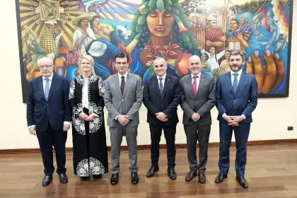 Presidente de Bolivia se reúne con embajadores europeos para planificar futuros acuerdos