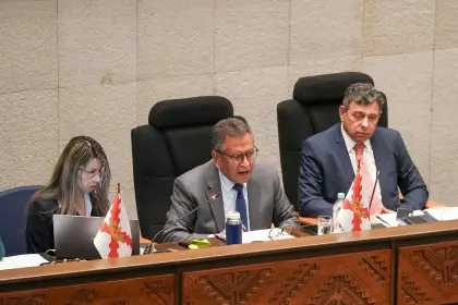 Ministro de Gobierno evade la censura por el caso maletas en la sesión de interpelación en la Asamblea Legislativa