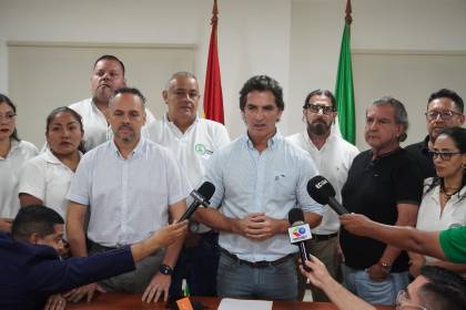 Alcalde cruceño acuerda con profesionales de salud que no habrá paros hasta diciembre y asume otros compromisos