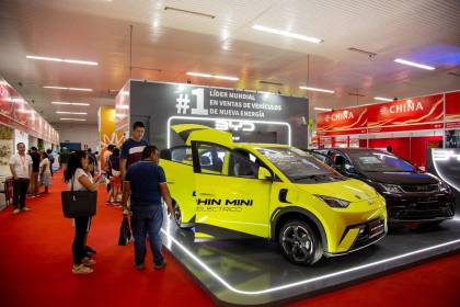 Sectores automotriz y pecuario dinamizan los negocios en el arranque de Expocruz 2025