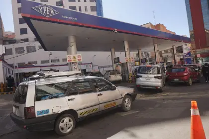 Arce no cumplió su palabra de normalizar distribución de combustible, dicen choferes, que confirman bloqueos