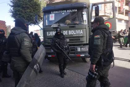 Operativo en marcha: Contingente de uniformados se dirige a la ruta La Paz - Oruro