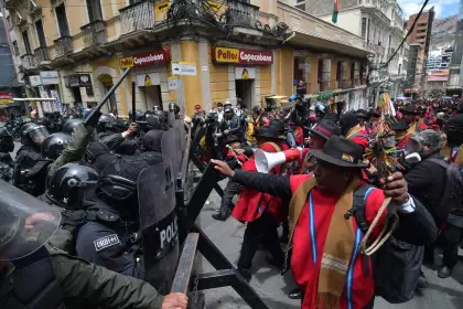 Ponchos Rojos instalan cerco en la plaza Murillo por combustible y dicen que entregarán un pliego petitorio al Gobierno