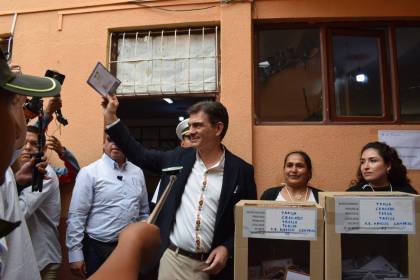 Rodrigo Paz emite su voto: “Hoy gana la democracia, el objetivo debe ser único y es sacar a la Patria adelante”