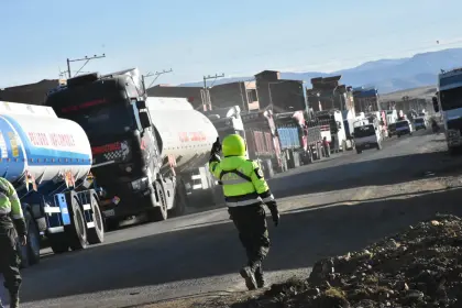 La Paz: 31 cisternas pasan bloqueos y llegan a la planta de Senkata con escolta policial