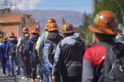 La Paz: Cooperativistas mineros llegan en marcha hasta la plaza San Francisco y señalan que “nada tienen que ver con la COB”