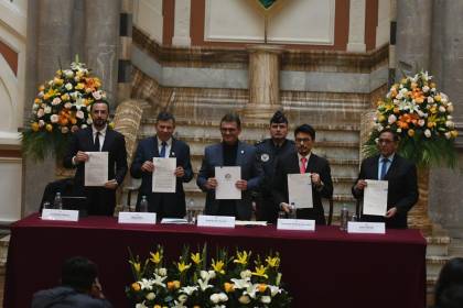En presencia de gobernadores, Paz promulga la ley que devuelve el pago de prediarios y el bono de vacunación al Gobierno