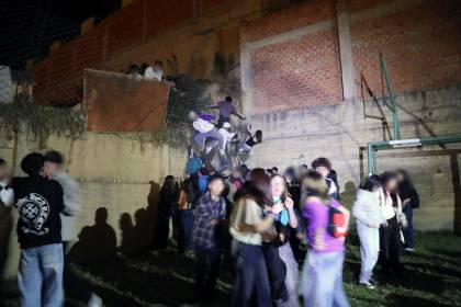 Intervención en fiesta clandestina: jóvenes huyeron por la pared y las autoridades encontraron a 50 menores de edad