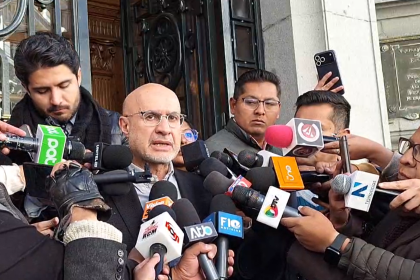 Lupo representa al Gobierno en el diálogo convocado por Lara y anuncia respuesta “satisfactoria” al pliego de la Tupac Katari