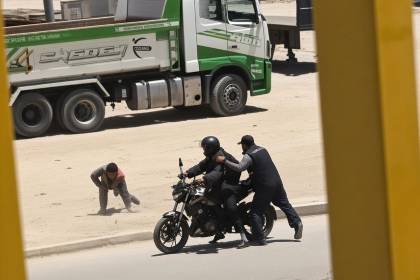 Oruro: Cuatro personas en motocicleta atracan a un hombre y se llevan Bs 700.000
