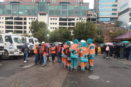 Tercer día del plan Escoba: Los funcionarios vuelven a retirar la basura de las calles de La Paz y el riesgo para la salud crece 