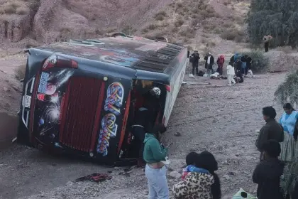 Un bus con pasajeros vuelca en una quebrada de Tupiza y deja heridos 