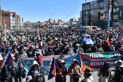 Juntas vecinales de La Paz realizan cabildo en la Ceja de El Alto para definir nuevas medidas de presión contra Paz