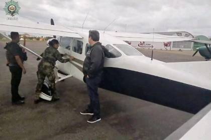 Hallazgo de fajos de dólares: Piloto dice que el dinero era para un particular y que ya informó a la Fiscalía