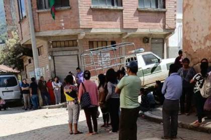 Hallan sin vida a una mujer en medio de una fiesta patronal en los Yungas; su concubino es el sospechoso