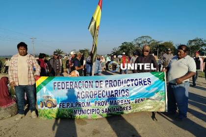 Productores de Beni bloquean el Puente San Pablo en rechazo al nuevo régimen del diésel