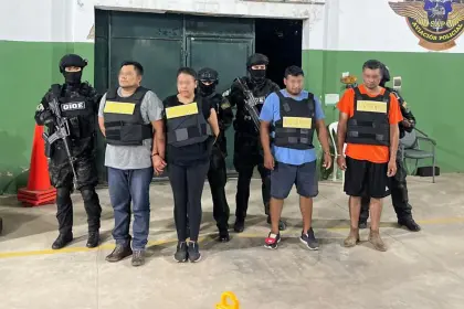 Policía presenta a seis hombres y una mujer a los que acusa del asesinato del subteniente Salazar