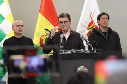 Ministros abandonan Palacio de Gobierno tras reunión con el presidente Paz