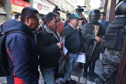 “Pedimos incremento salarial del 30%”: Un grupo de maestros rurales ingresó al Ministerio de Trabajo a presentar su pliego