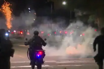 Repartidores de comida y policías se enfrentan en la Villa Primero de Mayo