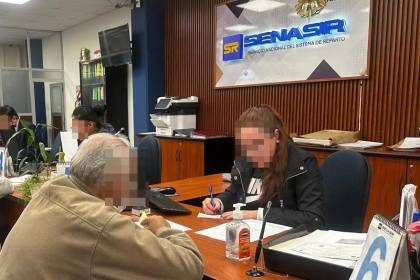 Se disfrazó para cobrar la renta de su fallecido padre por cuatro años; ahora, debe devolver más de Bs 220.000
