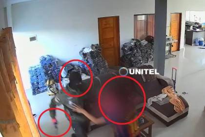 Videos captan atraco: un adolescente es apuntado con un arma e intenta defenderse con una escoba