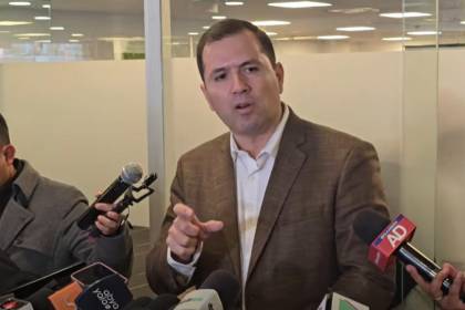 Senador Roca dice que pedirá a la Fiscalía alerta migratoria para todas las personas nombradas por Beller