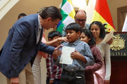 TSE lanza programa de certificados de nacimiento gratuitos para niños