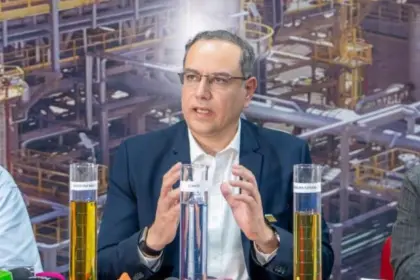 El presidente de YPFB asegura que los usuarios ya pueden cargar “gasolina de calidad”