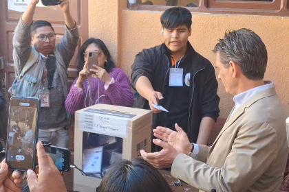 Rodrigo Paz sale del recinto electoral y pide a la población cuidar el voto